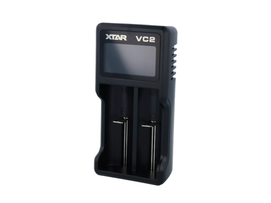 XTAR VC2 Ladegerät mit LCD-Display, Ansicht von oben mit Akkus im Ladefach.