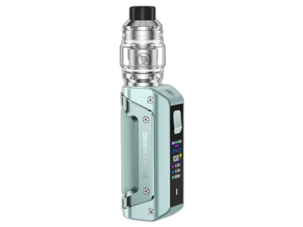 Nahaufnahme des GeekVape - Aegis Solo 3 Akkuträgers, der die luxuriöse Oberfläche und das Design zeigt.