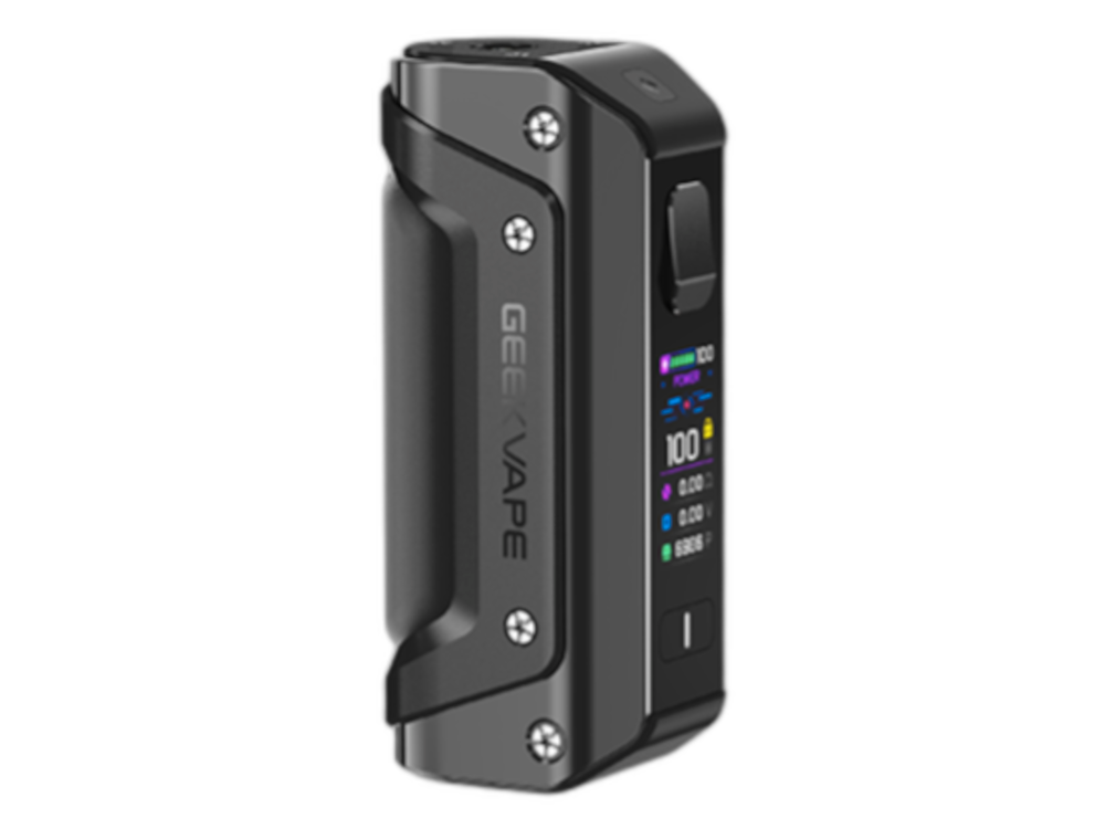 Zusammenstellung des GeekVape Aegis Solo 3 Akkuträgers mit dem Zubehör, einschließlich USB-C Kabel.