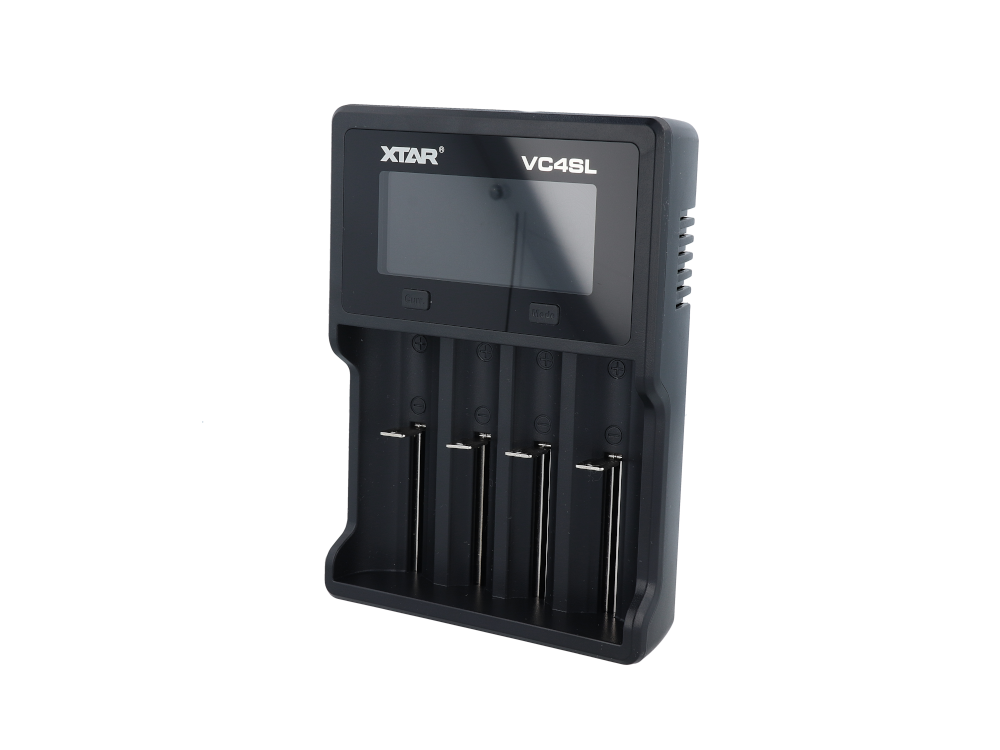 Detailansicht des XTAR VC4SL Ladegeräts mit aufgeladenen Akkuzellen und Lesbarkeit des VA LCD Displays